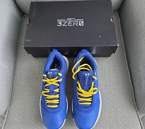 Steph CurryUnder Armour Blue Basketball Shoes with Yellow Laces